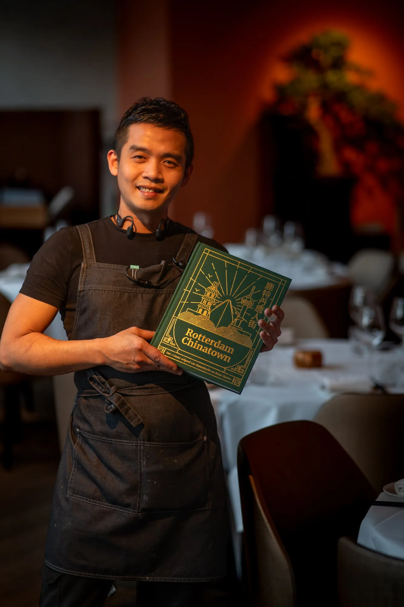 Chef Kevin met het Rotterdam Chinatown boek