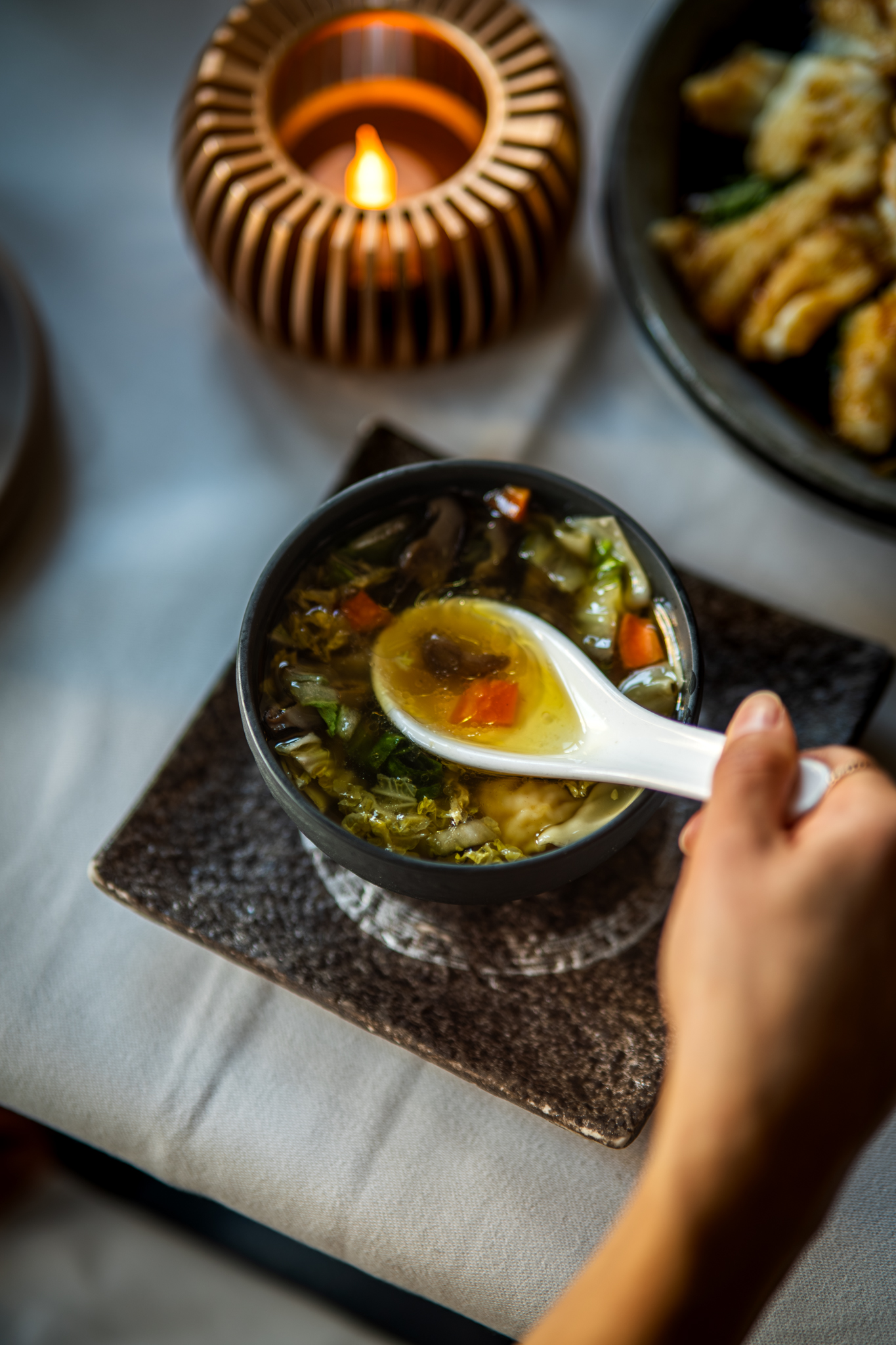 Sui kau-soep met garnalenravioli