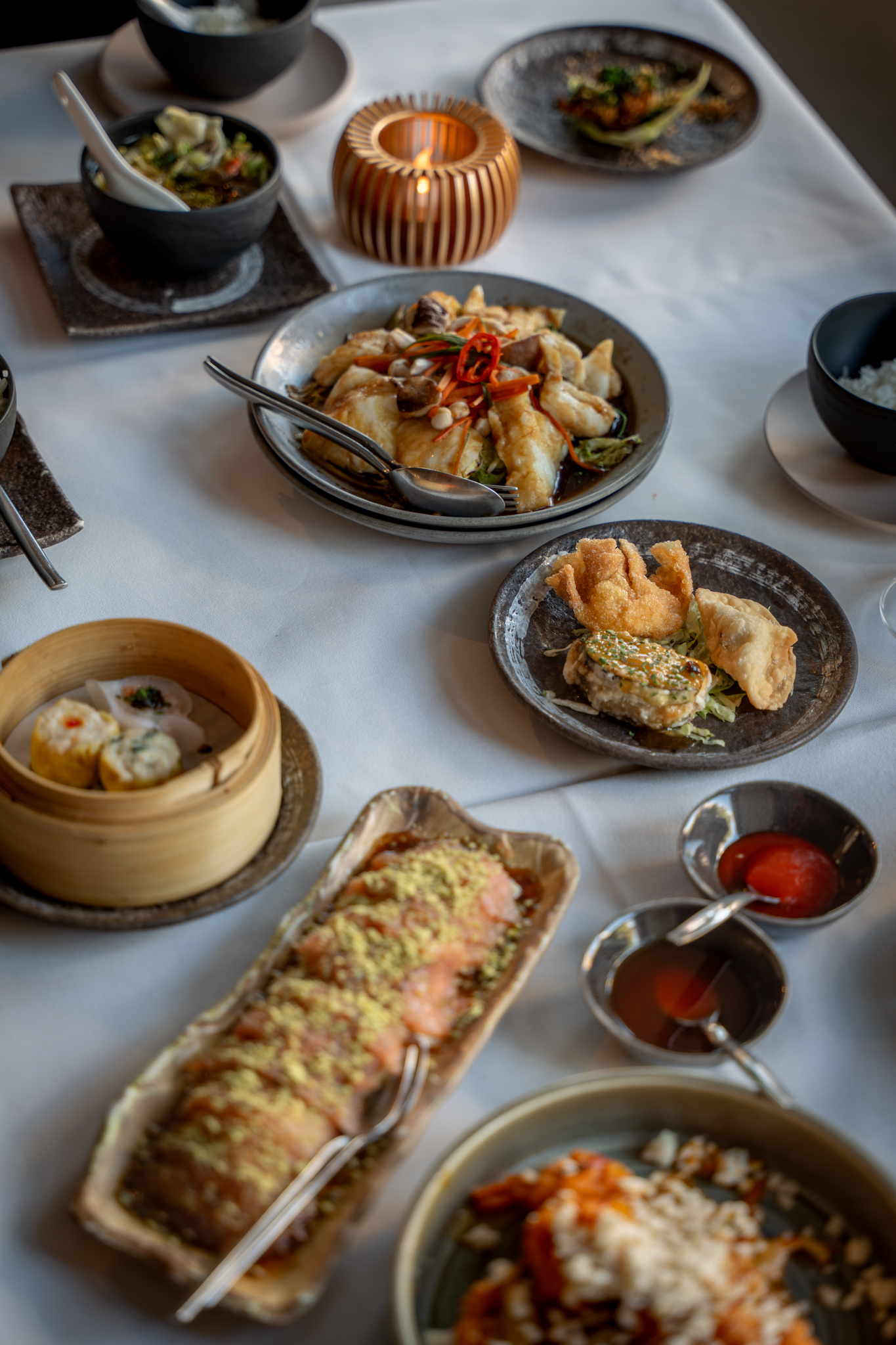 Gedekte tafel met meerdere Chinese gerechten bij Asian Glories Rotterdam