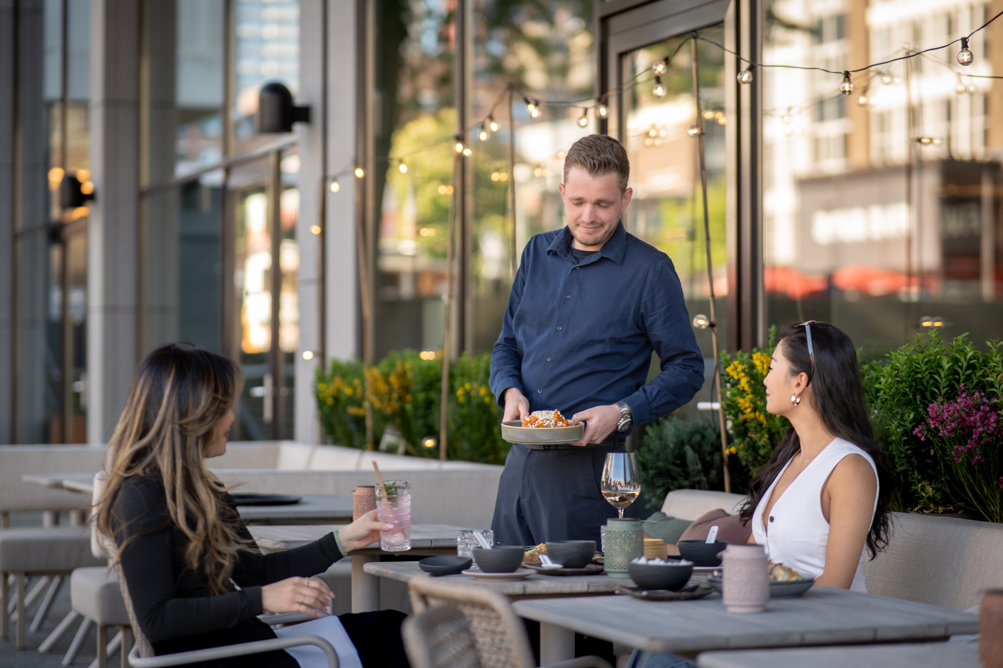 Terras met bediening bij Asian Glories